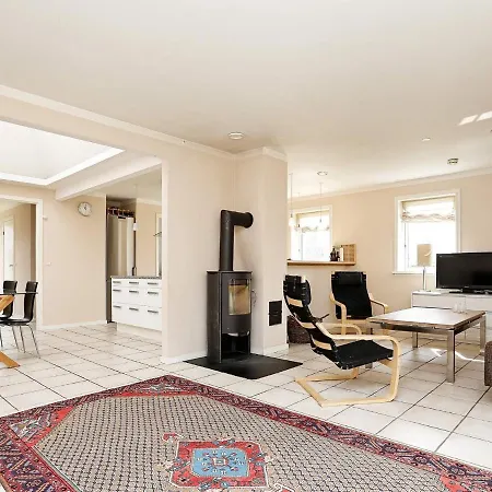 Three-bedroom Holiday In 14 Hébergement de vacances *