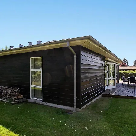 Three-bedroom Holiday In 14