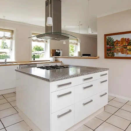 Three-bedroom Holiday In 14 *